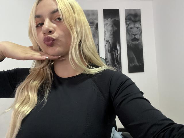 AtheneaRossi - Live porn &amp; sex cam - 25178273