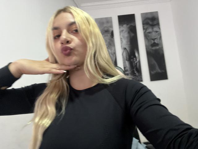 AtheneaRossi - Live porn &amp; sex cam - 25178285