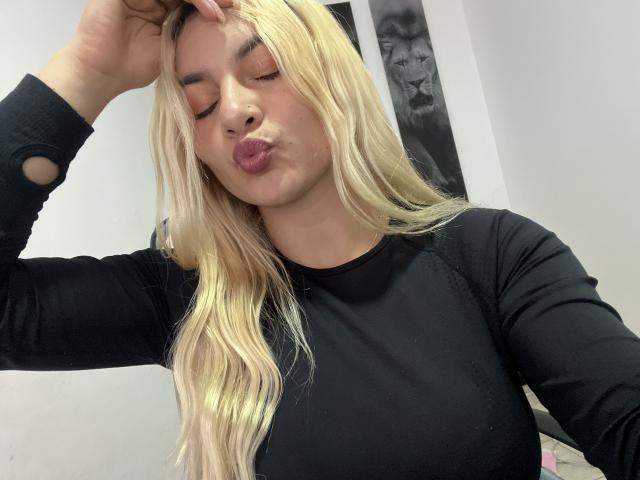 AtheneaRossi - Live Sex Cam - 25178437