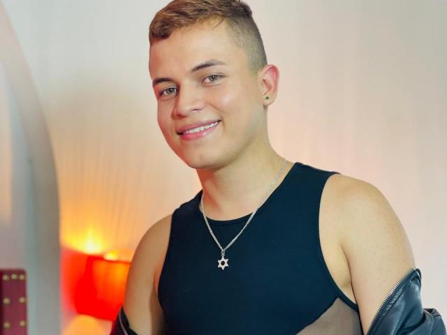 LeonAdams - Live sex cam - 25295529