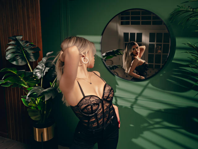 ChristieGarci - Live porn &amp; sex cam - 25300425