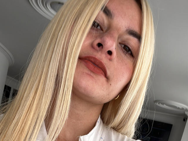 AtheneaRossi - Live porn &amp; sex cam - 25315781