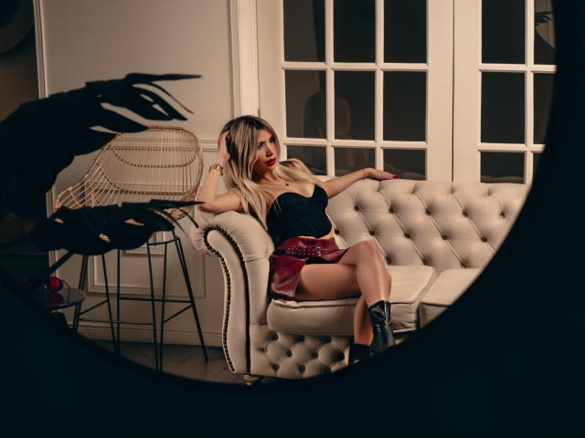 ChristieGarci - Live sex cam - 25318129