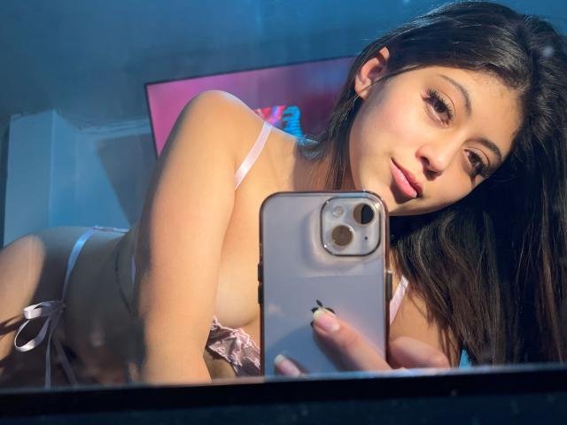 CoriinneBenson - Live Sex Cam - 25326565