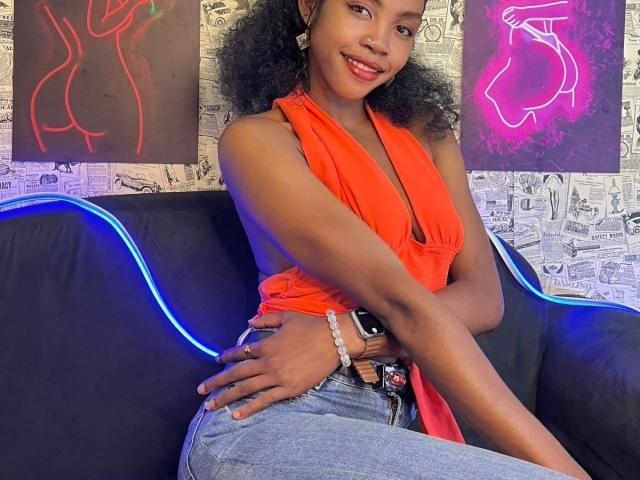 MelandaLaCoquine - Live sex cam - 25352101