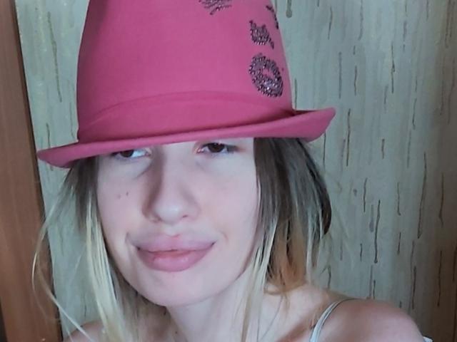 ElzaKomx - Live sex cam - 25376721