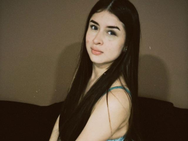 EmiliClarke - Live Sex Cam - 25400825