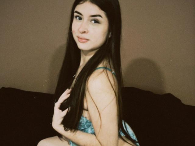 EmiliClarke - Live Sex Cam - 25400849
