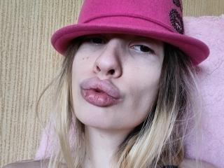 ElzaKomx - Live porn &amp; sex cam - 25458693