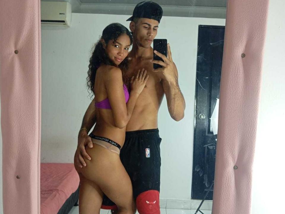 RileyAndHappy - Live sex cam - 25498489