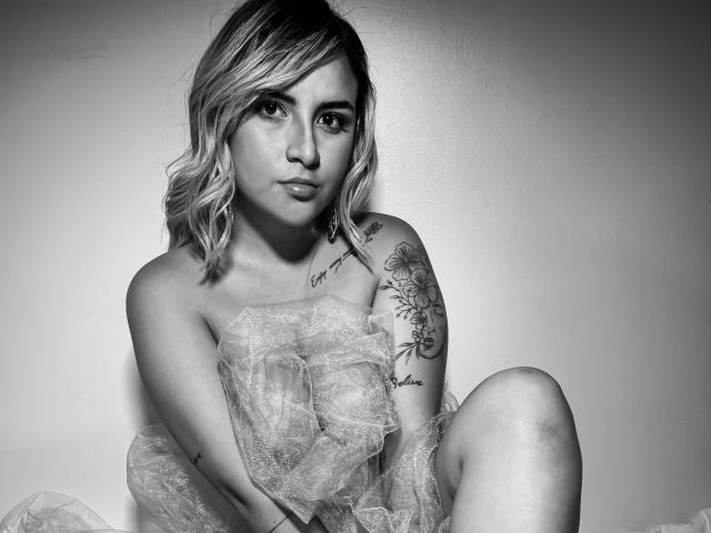 EmilyBrrown - Live sex cam - 25538193
