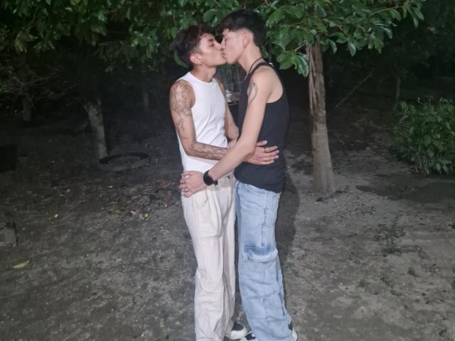 TaylorAndChris - Live Sex Cam - 25557005