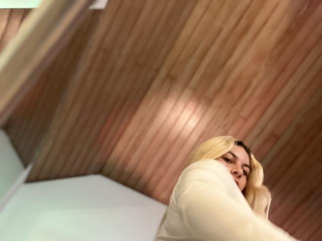 AtheneaRossi - Live sex cam - 25579477