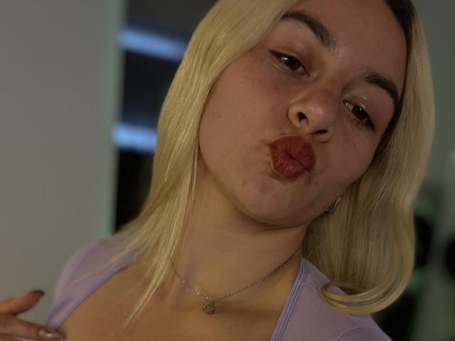 AtheneaRossi - Live Sex Cam - 25742681