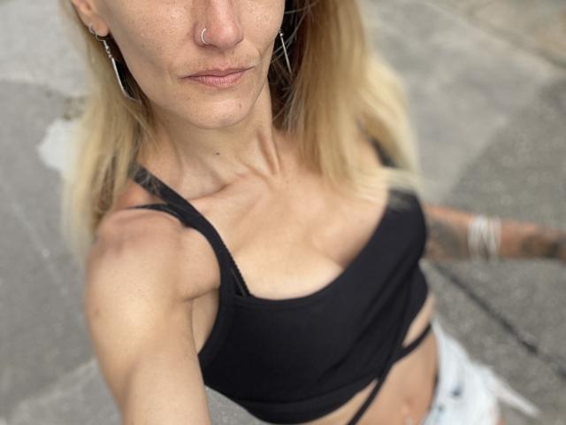 DaneeSoHot - Live sex cam - 25815057