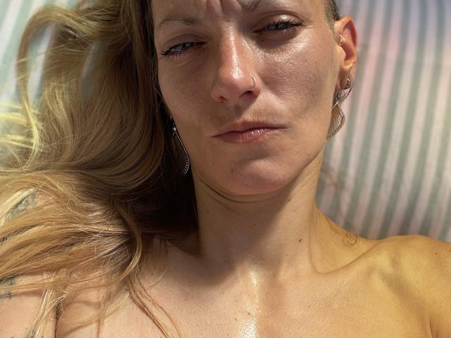 DaneeSoHot - Live sexe cam - 25815069