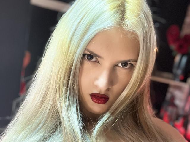 FiorellaNox - Live sex cam - 25825969
