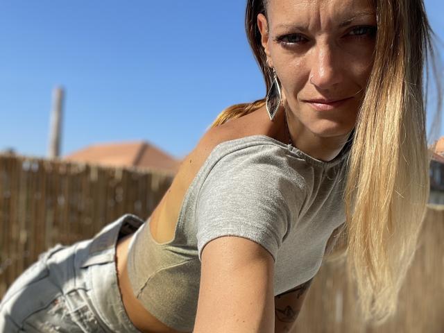 DaneeSoHot - Live sex cam - 25867517