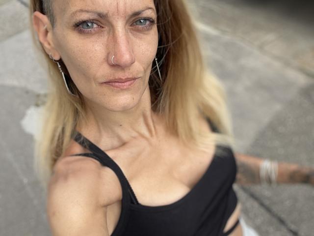 DaneeSoHot - Live Sex Cam - 25867557