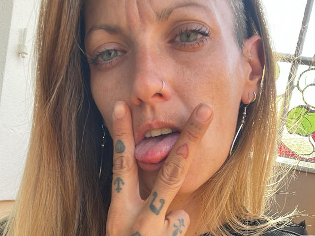 DaneeSoHot - Live Sex Cam - 25867589