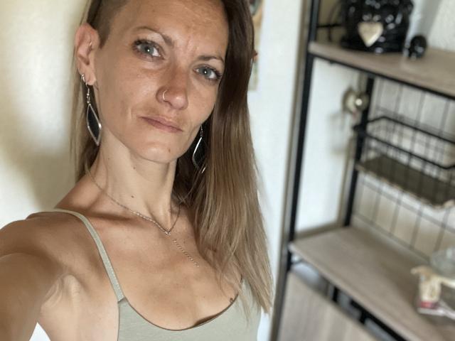 DaneeSoHot - Live sex cam - 25908765