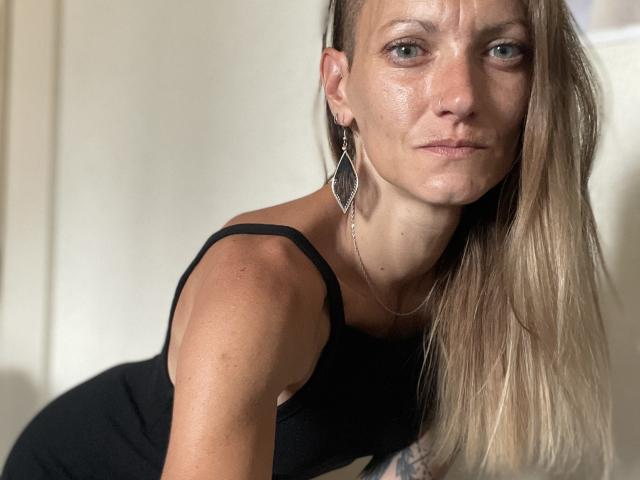 DaneeSoHot - Live sex cam - 25908769