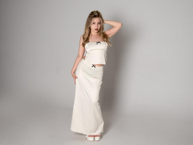 DellaLovely - Live porn &amp; sex cam - 25915677