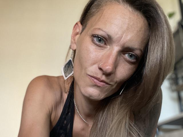 DaneeSoHot - Live Sex Cam - 25976125