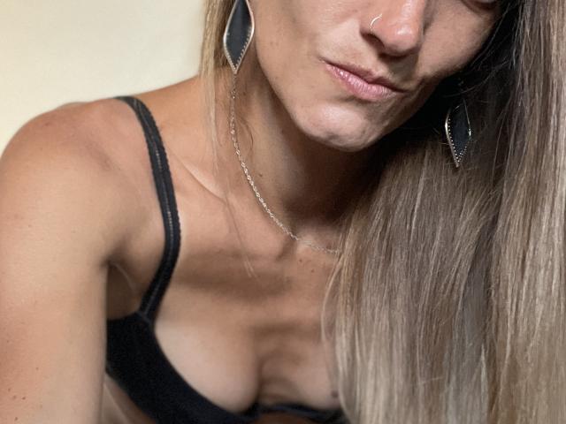 DaneeSoHot - Live sex cam - 25976145