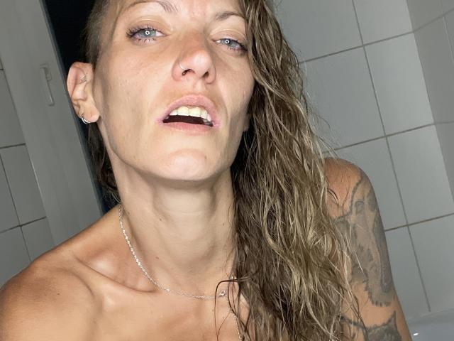 DaneeSoHot - Live Sex Cam - 25976217