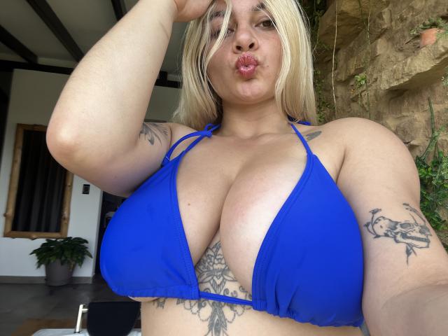 AtheneaRossi - Élő pornó és szexkamera - 25999437