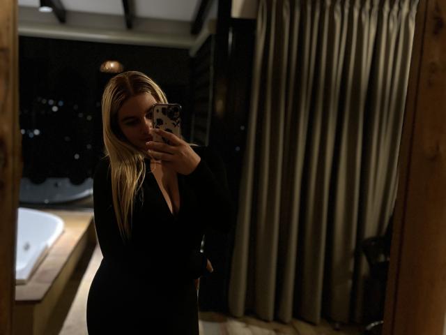 AtheneaRossi - Live sex cam - 26000725