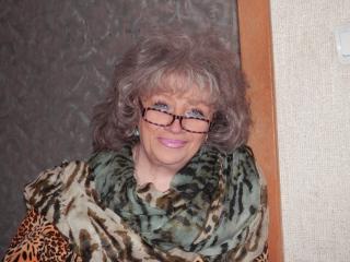 RoyalTits - Chat live xXx with this light-haired Attractive woman 