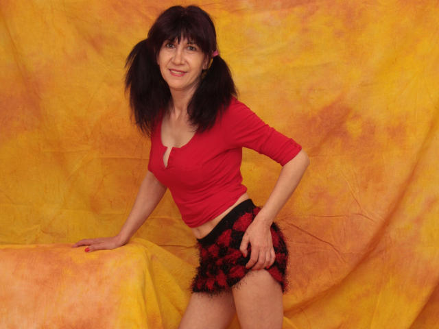 IWannaLoveYou - Webcam live hot with this redhead MILF 