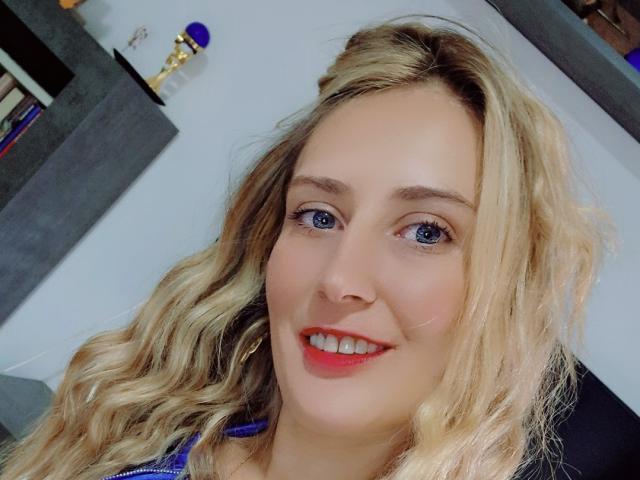 AdelleeHot - Live sex cam - 26162837