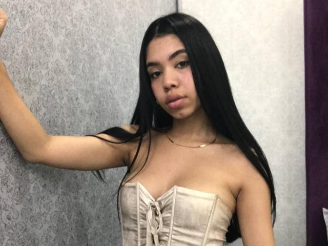 EmaGarces - Live Sex Cam - 26172229