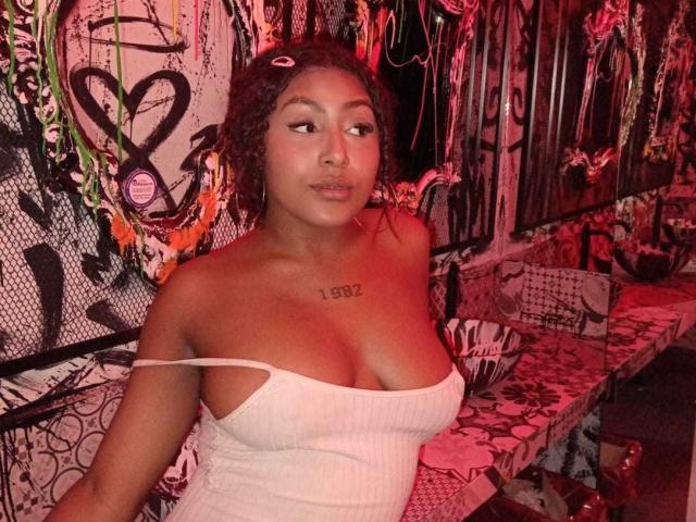 AmberQueeny - Live sex cam - 26197881