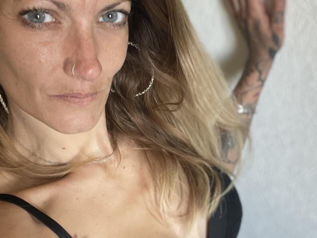 DaneeSoHot - Sexe cam en vivo - 26214021