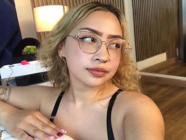 AlanaLeBlanc - Live Sex Cam - 26279493