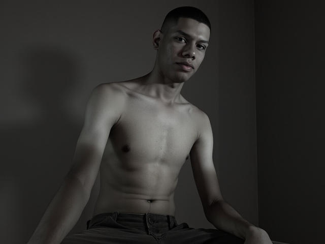 MiloCruz - Live Sex Cam - 26329557