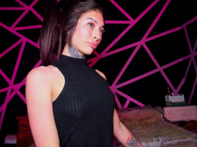 KatieSantana - Live Sex Cam - 26373985