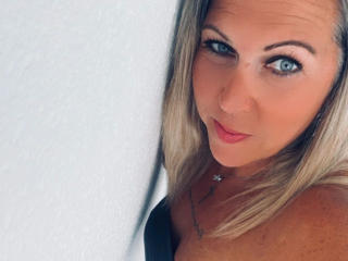 AurelieNoir-hot Live Chat on XLoveCam