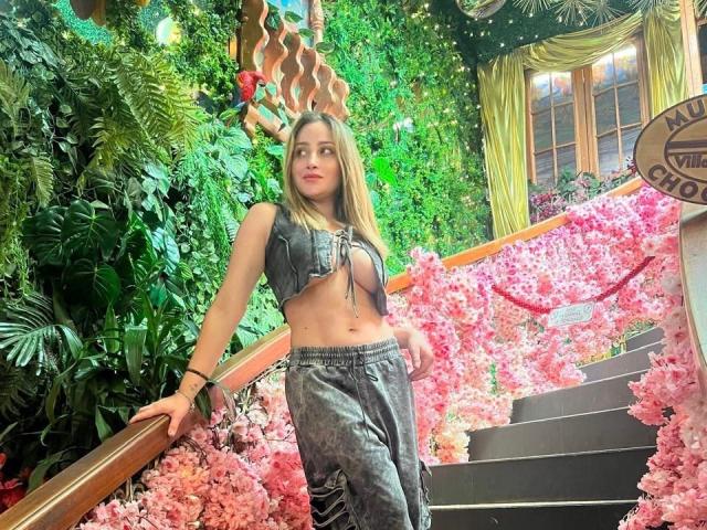 ArianaLu - Live porn &amp; sex cam - 26481969