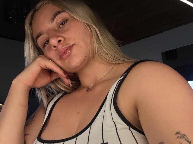 AtheneaRossi - Live porn &amp; sex cam - 26637478