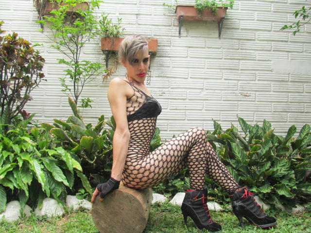 ScarletTSX - Spectacle porn avec une Transsexuel rasée  