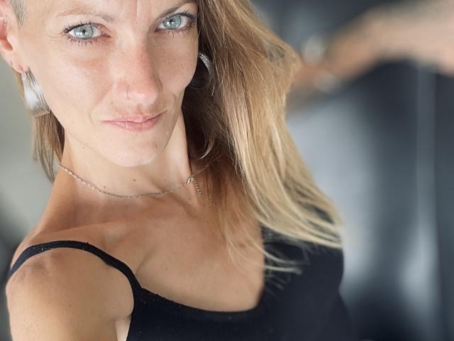 DaneeSoHot - Live sex cam - 26800146