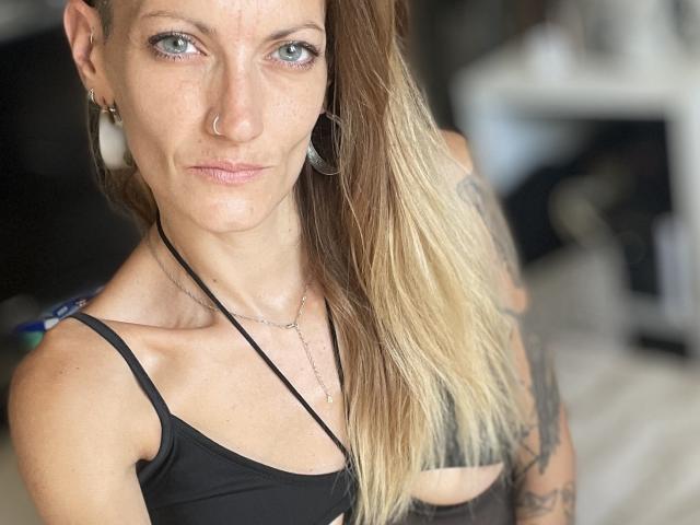 DaneeSoHot - Live sex cam - 26800237