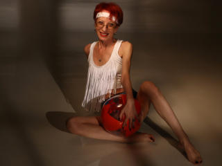 CameliaForU - Webcam live nude with this red hair MILF 