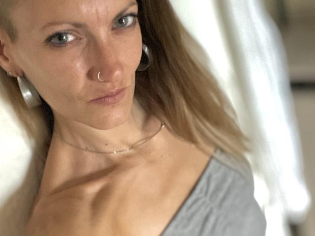 DaneeSoHot - Live sex cam - 26973746