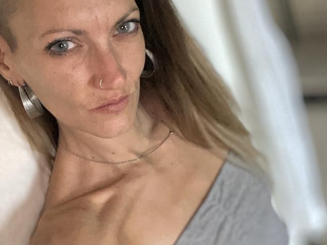 DaneeSoHot - Live sex cam - 26973752